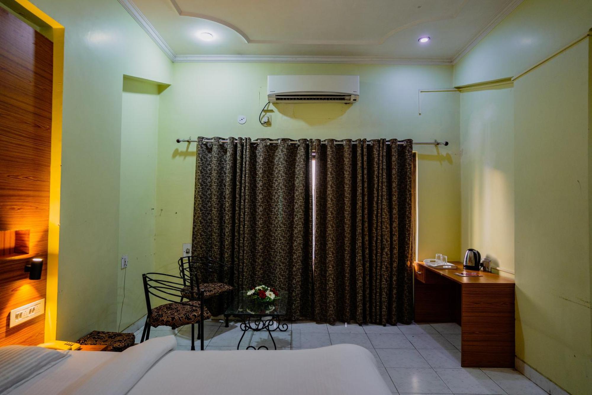Hotel Girdhar Mahal Індаур Екстер'єр фото