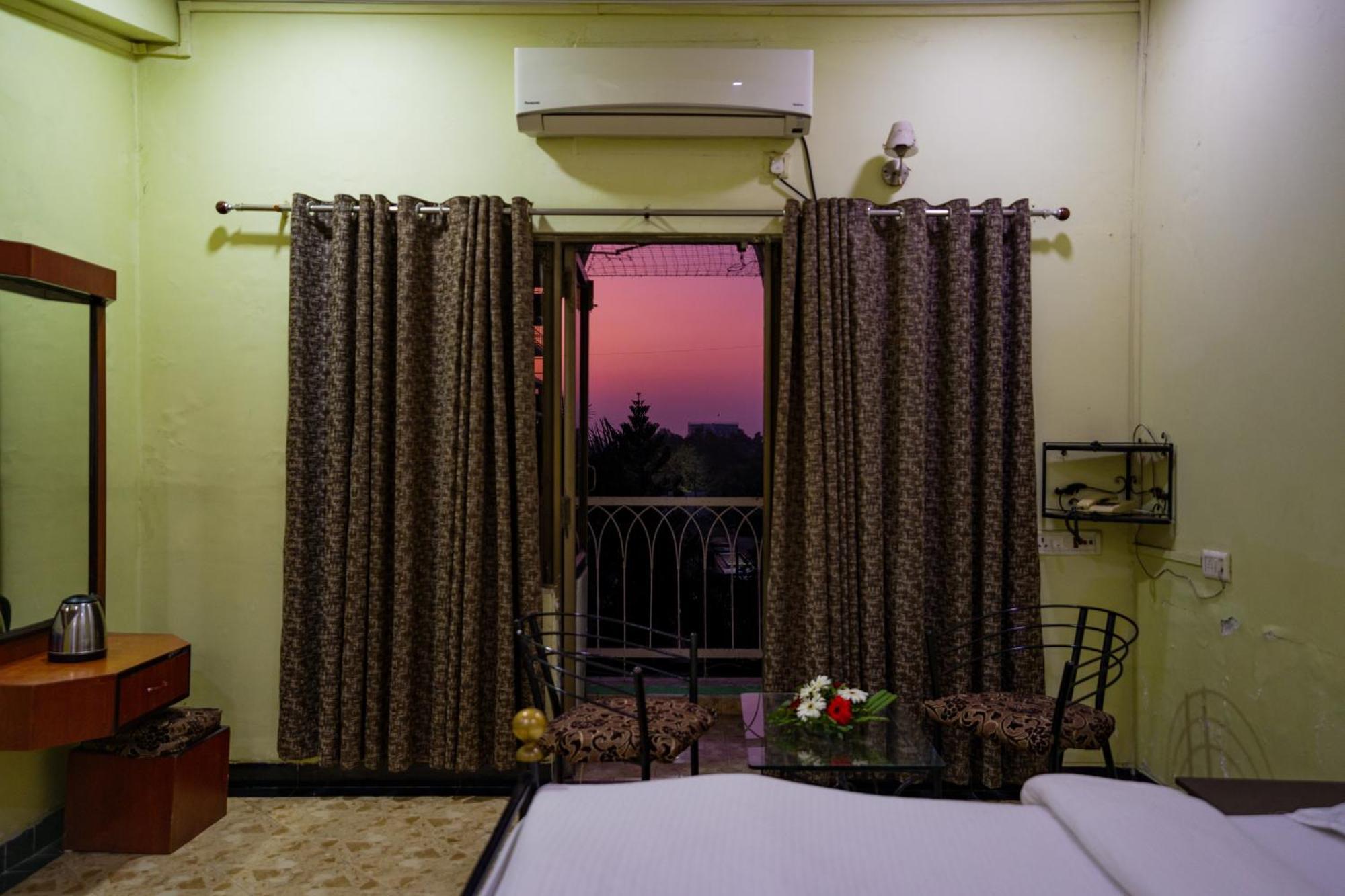 Hotel Girdhar Mahal Індаур Екстер'єр фото