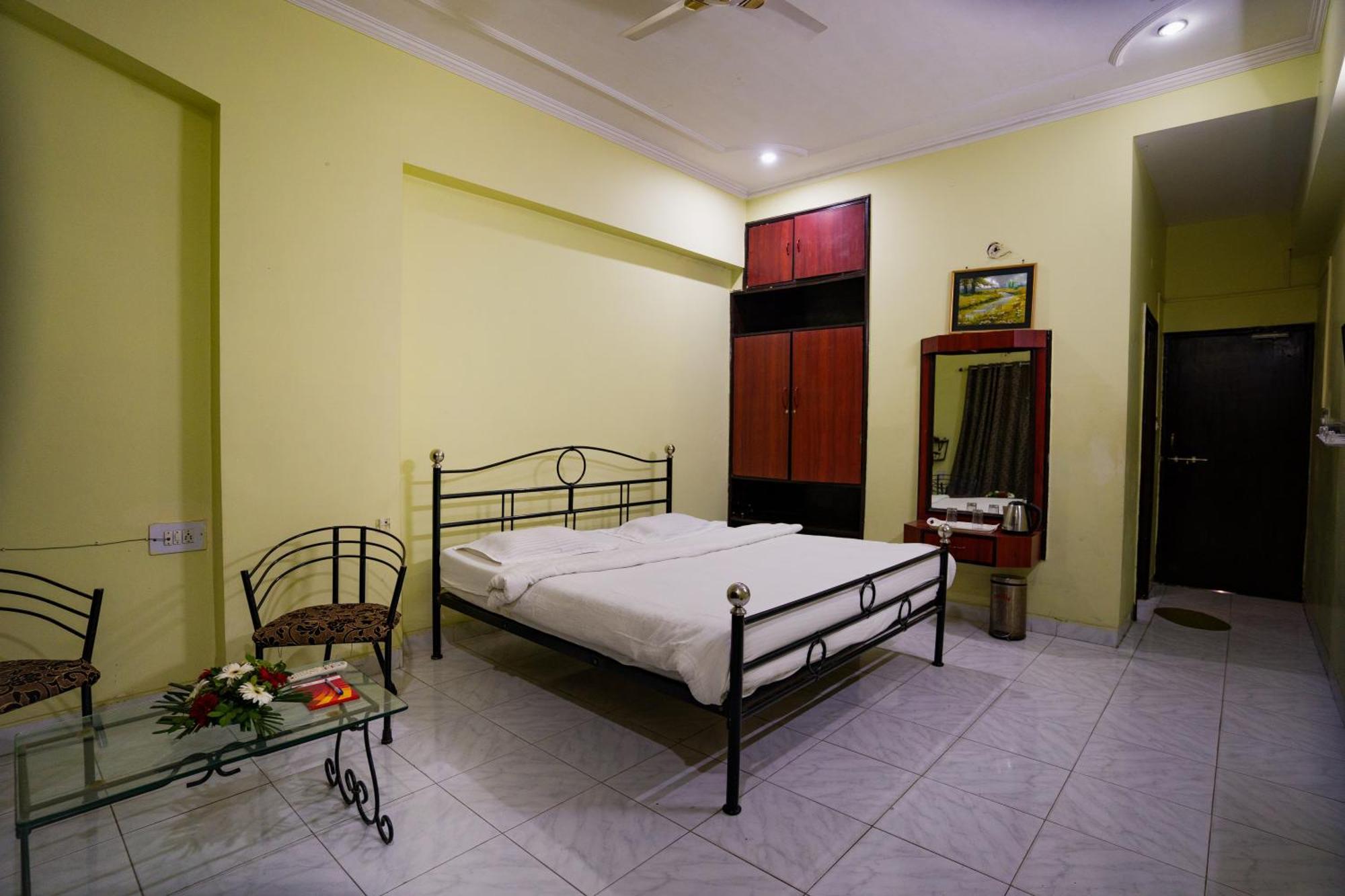 Hotel Girdhar Mahal Індаур Екстер'єр фото